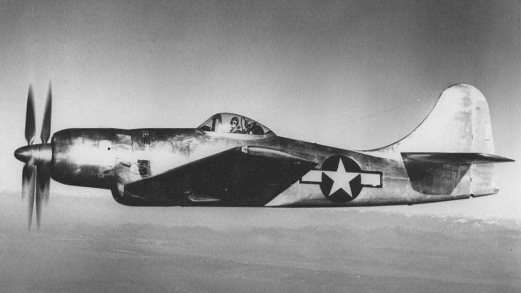 Опытный истребитель XF8B-1 в полете